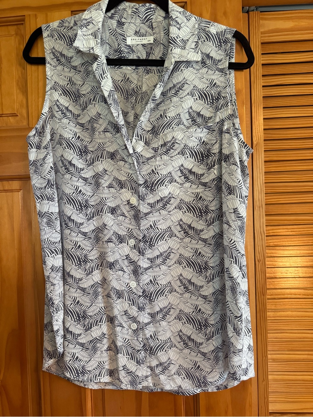 100% Silk Equipment Navy Leaf-Print Sleeveless Button Front blouse